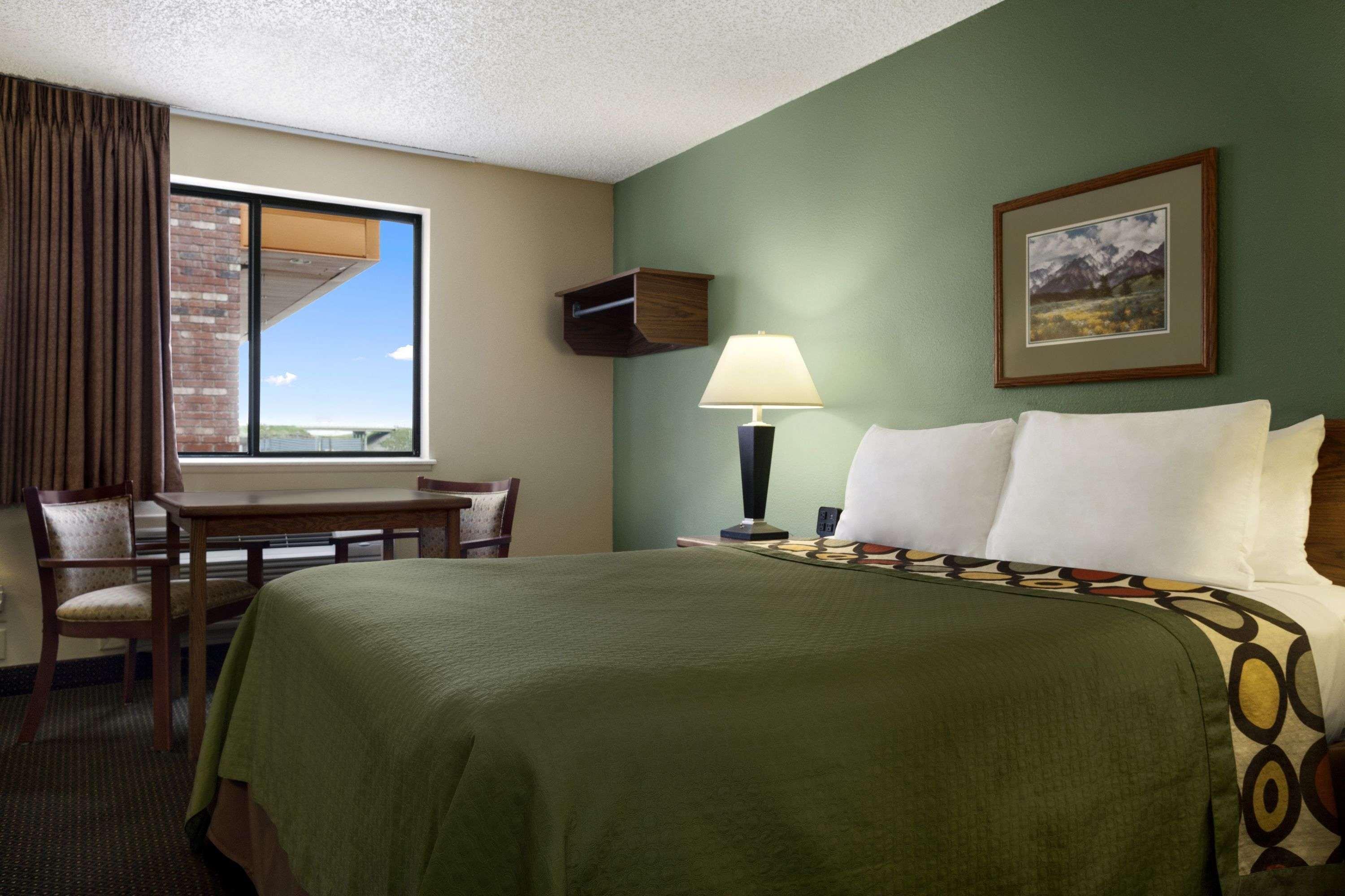 Hotel Super 8 By Wyndham Conrad Exterior foto